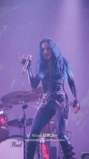 Alissa White-Gluz Instagram - You know you’ve reached the end of the show when we all just start throwing shit…

Thank you for the footage from tonight’s show @shinkiro_2024