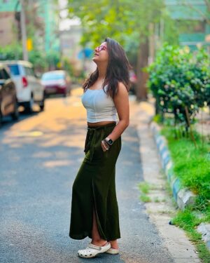 Alivia Sarkar Instagram - ছুটির বেলা সবুজের মধ্যে মুখরিত হওয়ার পর আমি বন্ধুর বাড়িতে মটন এবং ভাতের সমৃদ্ধ স্বাদে আহার করতে যাচ্ছি। একটি সুখের অবসরের মুহূর্তে অবস্থানের সাথে পারিবারিক বন্ধুত্বের আনন্দ। 

🍽️ #খুবভালো #বন্ধুরবাড়ি

Caption given by 
Chat GPT 😂🤪
📷 @instapayel