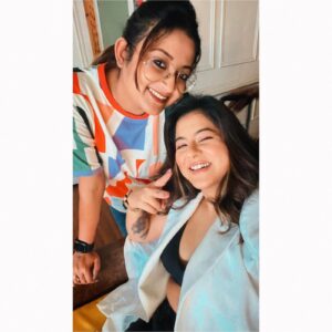 Alivia Sarkar Instagram - One of my personal favourite frame @reel2alivia ❤️😘

#friendship #photoshoot #bts #bonding #photooftheday #love #workmode #colourfull #picture #photoframe