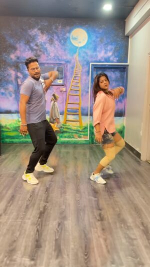 Alivia Sarkar Instagram - Stepping into the groove with my amazing choreographer on the beats of ‘Yimmy Yimmy’!

Let’s set the floor on fire with our moves. 😎