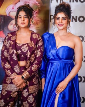Alivia Sarkar Instagram - My two beautiful diva in one frame 

@mukhopadhyayrupsha @reel2alivia 

Wearing: @sampurna_dey_100 

#instafashion #instamood #instastyle #dailylook #dailyinspiration #dailyinspiration #dailypost #updates #ınstagood #instamood #instaupload #styling #reachyourgoals