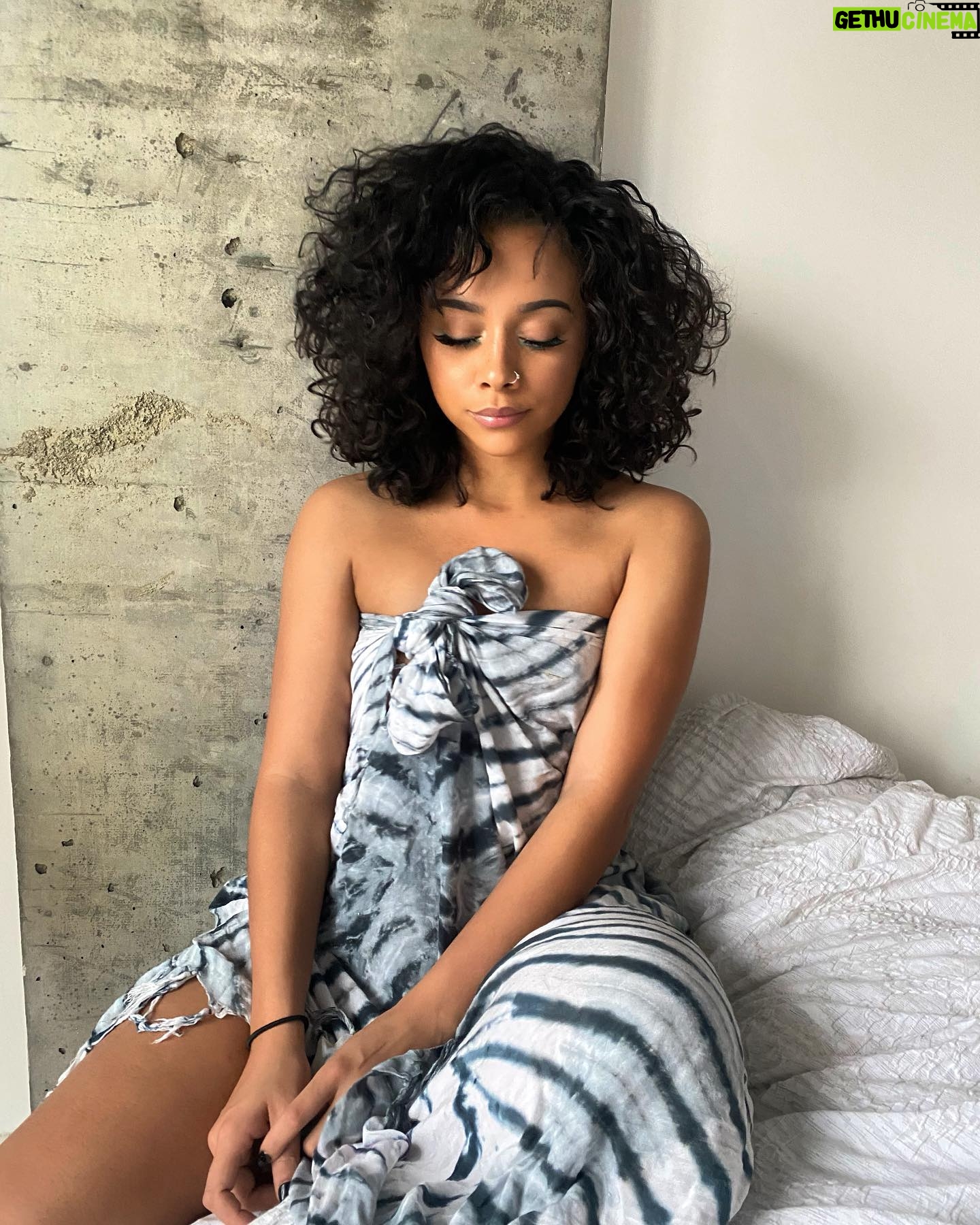 Alix Lapri - 223.6K Likes - If you could see my thoughts you would see our faces