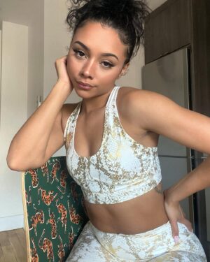 Alix Lapri Instagram - errands ✅ gym ✅ 

In my @thebodynv metallic snake set