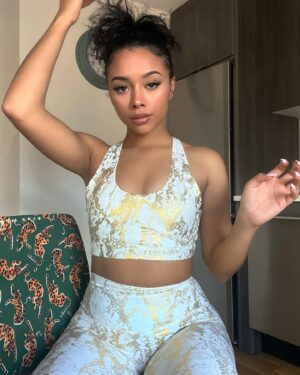 Alix Lapri Instagram - errands ✅ gym ✅ 

In my @thebodynv metallic snake set