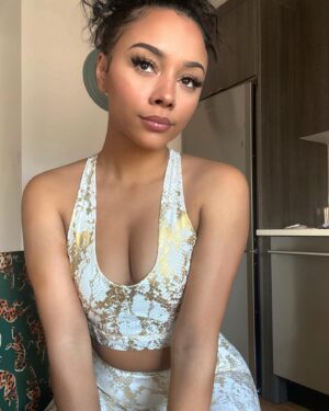 Alix Lapri Instagram - errands ✅ gym ✅ 

In my @thebodynv metallic snake set