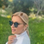 Alketa Vejsiu Instagram - Kjo eshte fytyra pa filtra e nje njeriu qe ka qare me ore te tera per nje njeri te shtrenjte qe se ka me; qe ndjen sic cdo human🥲 Ne varken e jetes jemi te gjithe njesoj. Thone qe shpirtrat ikin e vijne dhe qe prinderit apo nje njeri i shtrenjte qe kemi dashur e humbur, na ndihmojne sa here i therrasim e kemi nevoje per ta. Kisha muaj qe nuk gjeja forcen te shkoja ne varreza. Por me ka ndihmuar shume nje person special qe ta pranoj e te ballafaqohem me te verteten e jetes ndryshe. Shkova dje dhe u ktheva ne nje vend ku shkonim me bicikleta me babin gjithmone. Isha me dy mike. I thashe; kjo qe kam ne mendje per kete koder, do shkoje mbare se ma ka bekuar babi. Kisha kaq shume mall dhe e doja afer dje, sa nuk thuhet... Erdhi si nje 🦋 Edhe kaq me ngushelloi... 🦋🦋🦋🦋🦋🦋 Lexoni Libin “Signs”... Do tju ndihmoje te kuptoni qe universi eshte me i madh se perceptimi yne!