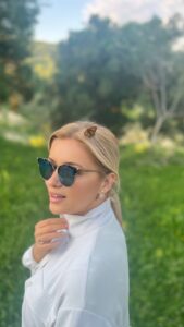 Alketa Vejsiu Instagram - Kjo eshte fytyra pa filtra e nje njeriu qe ka qare me ore te tera per nje njeri te shtrenjte qe se ka me; qe ndjen sic cdo human🥲 Ne varken e jetes jemi te gjithe njesoj. Thone qe shpirtrat ikin e vijne dhe qe prinderit apo nje njeri i shtrenjte qe kemi dashur e humbur, na ndihmojne sa here i therrasim e kemi nevoje per ta. Kisha muaj qe nuk gjeja forcen te shkoja ne varreza. Por me ka ndihmuar shume nje person special qe ta pranoj e te ballafaqohem me te verteten e jetes ndryshe. Shkova dje dhe u ktheva ne nje vend ku shkonim me bicikleta me babin gjithmone. Isha me dy mike. I thashe; kjo qe kam ne mendje per kete koder, do shkoje mbare se ma ka bekuar babi. Kisha kaq shume mall dhe e doja afer dje, sa nuk thuhet... Erdhi si nje 🦋 Edhe kaq me ngushelloi... 🦋🦋🦋🦋🦋🦋 Lexoni Libin “Signs”... Do tju ndihmoje te kuptoni qe universi eshte me i madh se perceptimi yne!
