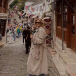 Alketa Vejsiu Instagram - @classexplore_ Gjirokastra qyteti gurte, por i zemrave te embla qe kishte nje ajer nderkombetar turistesh qe shijonin nga nje limonate ne rruget ku nderthuren si fijet e qilimave shumengjyresh, kaq shume mistere. O sa e bukur , o eshte Shqipnija e Shqiptareve 🇦🇱 #mybeautifulalbania #albania #visitalbania #comevisitalbania