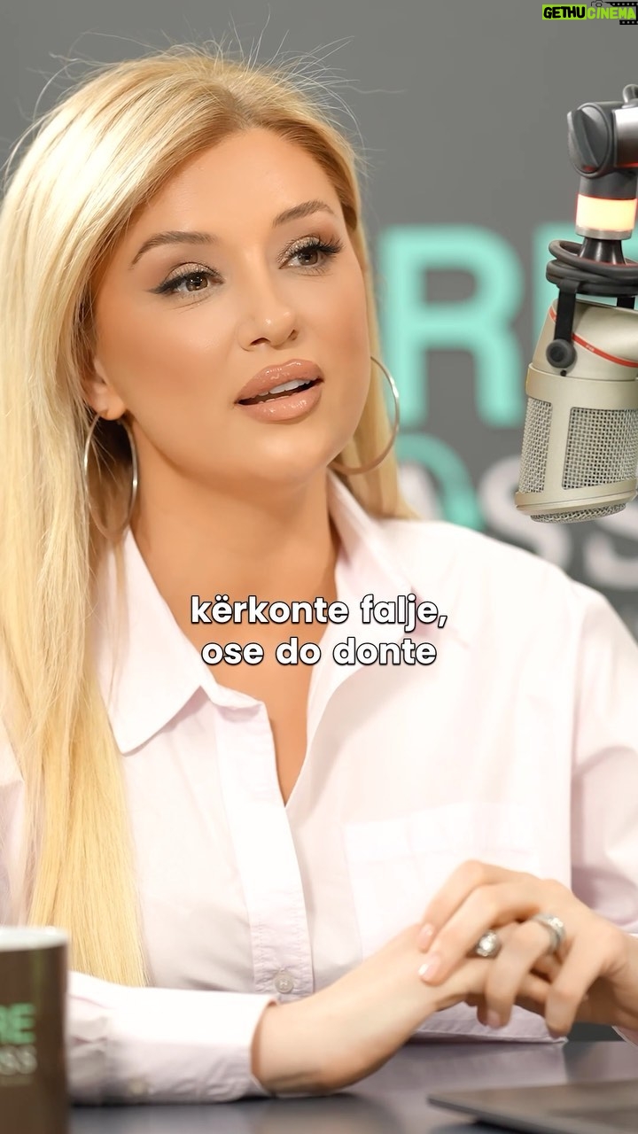 Alketa Vejsiu - 2.3K Likes - Zemrat fisnike falin (por nuk harrojne)❤️
@podclass.alketavejsiu
Korozana Çelaj eshte nje vajze frymezuese me nje histori qe ka ngjitur te gjitha shkallet e mundimshme drejt suksesit!
Per te forca dhe frymezimi eshte babai i saj qe i dhuroi jeta nga martesa e dyte e e nenes, ai qe deshiron qe biznesin e tij ne Gjermani ta trashegoja Korozana por edhe te punoje per ta rritur. Babain bilogjik ajo nuk e njeh. E rriti nena…
Korozana zgjodhi te studjoje nga Gjermania ne Vjene per “Shkenca Politike” dhe me pas te aplikoje ne @nato ku fiton ne moshen 27 vjecare kontrate pa limit per vendin e punes ne Divizionin e Trajnimeve ku eshte drejtuese prej 10 vitesh e 1500 Ushatarakeve E Civileve ( Pjesa me e madhe Burra).
Megjithate Korozana emri i te ciles origjinen e ka nga Corazon/ Zemra, ka vertete nje zemer aq te madhe sa edhe pse koha ka lene gjurmet e veta te distances dhe mungeses ka forcen mos te kete revolte me asgje; por ta pranoje jeten sic vjen.
Nje vajze “shembull” e realizuar ne cdo drejtim e cila me ka ftuar te vizitoj qendren e Natos ne Belgjike e me padurim pres.
Ndiqni Episodin e Plote ne You Tube Class Media/ Inspire Podkast! @korozana
