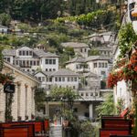 Alketa Vejsiu Instagram - @classexplore_ Gjirokastra qyteti gurte, por i zemrave te embla qe kishte nje ajer nderkombetar turistesh qe shijonin nga nje limonate ne rruget ku nderthuren si fijet e qilimave shumengjyresh, kaq shume mistere. O sa e bukur , o eshte Shqipnija e Shqiptareve 🇦🇱 #mybeautifulalbania #albania #visitalbania #comevisitalbania