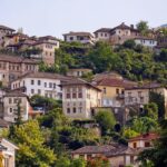 Alketa Vejsiu Instagram - @classexplore_ Gjirokastra qyteti gurte, por i zemrave te embla qe kishte nje ajer nderkombetar turistesh qe shijonin nga nje limonate ne rruget ku nderthuren si fijet e qilimave shumengjyresh, kaq shume mistere. O sa e bukur , o eshte Shqipnija e Shqiptareve 🇦🇱 #mybeautifulalbania #albania #visitalbania #comevisitalbania