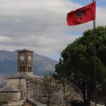 Alketa Vejsiu Instagram - @classexplore_ Gjirokastra qyteti gurte, por i zemrave te embla qe kishte nje ajer nderkombetar turistesh qe shijonin nga nje limonate ne rruget ku nderthuren si fijet e qilimave shumengjyresh, kaq shume mistere. O sa e bukur , o eshte Shqipnija e Shqiptareve 🇦🇱 #mybeautifulalbania #albania #visitalbania #comevisitalbania