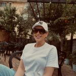 Alketa Vejsiu Instagram - @classexplore_ Nje dreke tek @trifiliaslowfood nje restorant me produkte lokale nen nje pjergullate rrushi e lule shege! Permeti; qyteti i luleve, i trendafilave, vreshtave, ujerave termale, Vjoses, ushqimit fantastik, glikose se fikut portokallit arres dhe shalqirit,qyteti i pastertise, i tradites, qytetarise, i vreshtave dhe veres, i njerezve te mire ( oh sa te bute e te mire jane permetaret), i maleve dhe luginave, lendinave dhe burimeve ujore, i barinjve, qingjave e deleve, i kuajve, i Frasherve qe i kane kenduar aq bukur Maleve te Shqiperise dhe Lisave te Gjate, qe i kam ne mendje dite dhe nate🫶