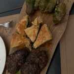 Alketa Vejsiu Instagram - @classexplore_ Nje dreke tek @trifiliaslowfood nje restorant me produkte lokale nen nje pjergullate rrushi e lule shege! Permeti; qyteti i luleve, i trendafilave, vreshtave, ujerave termale, Vjoses, ushqimit fantastik, glikose se fikut portokallit arres dhe shalqirit,qyteti i pastertise, i tradites, qytetarise, i vreshtave dhe veres, i njerezve te mire ( oh sa te bute e te mire jane permetaret), i maleve dhe luginave, lendinave dhe burimeve ujore, i barinjve, qingjave e deleve, i kuajve, i Frasherve qe i kane kenduar aq bukur Maleve te Shqiperise dhe Lisave te Gjate, qe i kam ne mendje dite dhe nate🫶