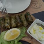 Alketa Vejsiu Instagram - @classexplore_ Nje dreke tek @trifiliaslowfood nje restorant me produkte lokale nen nje pjergullate rrushi e lule shege! Permeti; qyteti i luleve, i trendafilave, vreshtave, ujerave termale, Vjoses, ushqimit fantastik, glikose se fikut portokallit arres dhe shalqirit,qyteti i pastertise, i tradites, qytetarise, i vreshtave dhe veres, i njerezve te mire ( oh sa te bute e te mire jane permetaret), i maleve dhe luginave, lendinave dhe burimeve ujore, i barinjve, qingjave e deleve, i kuajve, i Frasherve qe i kane kenduar aq bukur Maleve te Shqiperise dhe Lisave te Gjate, qe i kam ne mendje dite dhe nate🫶