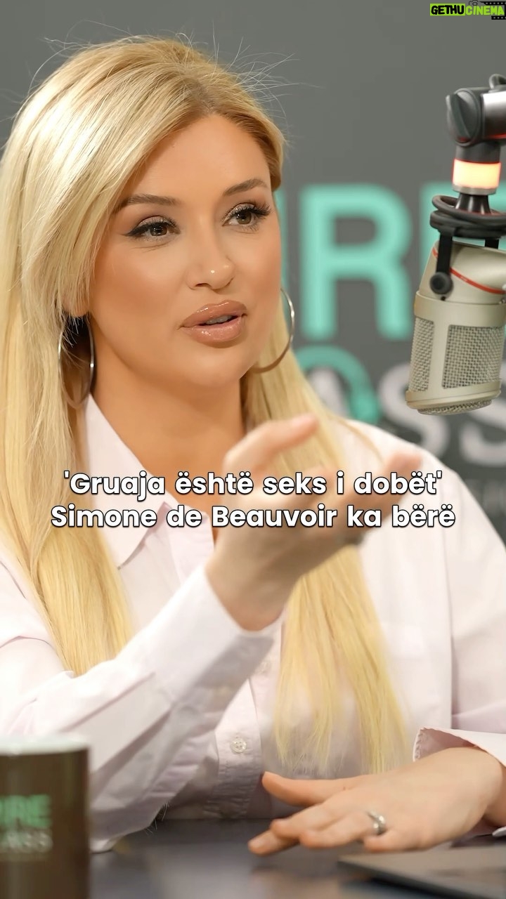 Alketa Vejsiu - 790 Likes - Frymëzuar nga Libri “Seksi i Dytë” i #simonedebeauvoir pyetja të cilës mund ti përgjigjeni dhe ju?
A është gruaja Seksi I Dobët/ Seksi i Dytë?
—-
Nga një intervistë e Simone De Beauvoir shkëputa këtë paragraf;
“Sigurisht, unë isha mjaft e suksesshme dhe kjo më forcoi besimin se burri dhe gruaja mund të ishin të barabartë nëse gruaja dëshironte një barazi të tillë. Arrita të hyj në botën e burrave pa shumë vështirësi. U tregova se mund të diskutoja filozofinë, artin, letërsinë, në nivelin e burrave.U sigurova që të mbaja në vete gjithçka që e bën të veçantë gruan. Për të vazhduar më tutje u përforcova nga suksesi im. Përgjatë kësaj pashë se mund të bëja jetesë aq të mirë sa çdo intelektual burrë dhe se po merresha seriozisht si çdo burrë. Duke qenë ajo që isha, pashë se nëse doja mund të udhëtoja vetë, mund të ulesha në kafene, të shkruaja dhe të respektohesha si çdo shkrimtar burrë.Çdo fazë ma forcoi ndjenjën e pavarësisë dhe barazisë. Prandaj, u bë shumë e lehtë për mua të harroja se një sekretareshë nuk mund të gëzonte në asnjë mënyrë të njëjtat privilegje. Ajo nuk mund të ulej në një kafene dhe të lexonte një libër pa u ngacmuar. Ajo ishte rrallë e ftuar në festa për shkak të “mendjes së saj”. Ajo nuk mund të merrte kredi ose të kishte pronë të sajën. Unë mundesha. Çfarë ishte edhe më e rëndësishme ishte se isha e prirur të përbuzja llojin e gruas që ndihej e paaftë financiarisht ose shpirtërisht, për t’i treguar pavarësinë e saj nga burrat. Në fakt, mendoja se “nëse unë mundem, edhe ato munden.”
E kuptova që shumica dërrmuese e grave thjesht nuk i kishin zgjedhjet që unë kisha pasur, se gratë, në fakt, përcaktohen dhe trajtohen si seksi i dytë nga një shoqëri e orientuar nga burrat, struktura e së cilës do të prishej e kolapsonte totalisht nëse ai orientim shkatërrohet.
Ndërsa teknologjia zgjerohet – teknologjia si fuqi e trurit dhe jo e forcës fizike – arsyetimi mashkullor se gratë janë seksi i dobët dhe kështu duhet të luajnë një rol dytësor , logjikisht nuk mund të ekzistojë më”!