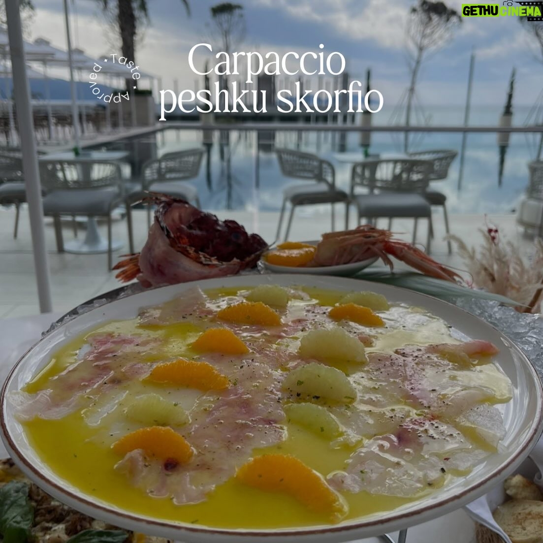 Alketa Vejsiu Instagram - @classexplore_ ✨ @gjurmarestaurant një destinacion i sugjeruar nga Alketa për Class Explore, për të marrë shijen dhe aromën e detit Jon, të shoqëruar me një peisazh mahnitës. @aldomehmeti një nga Shefat e kuzhinës më të njohur në vend për talentin dhe pasionin e tij për këtë profesion. Jemi në periudhën kur kemi më shumë nevojë për sugjerime të tilla 🤭