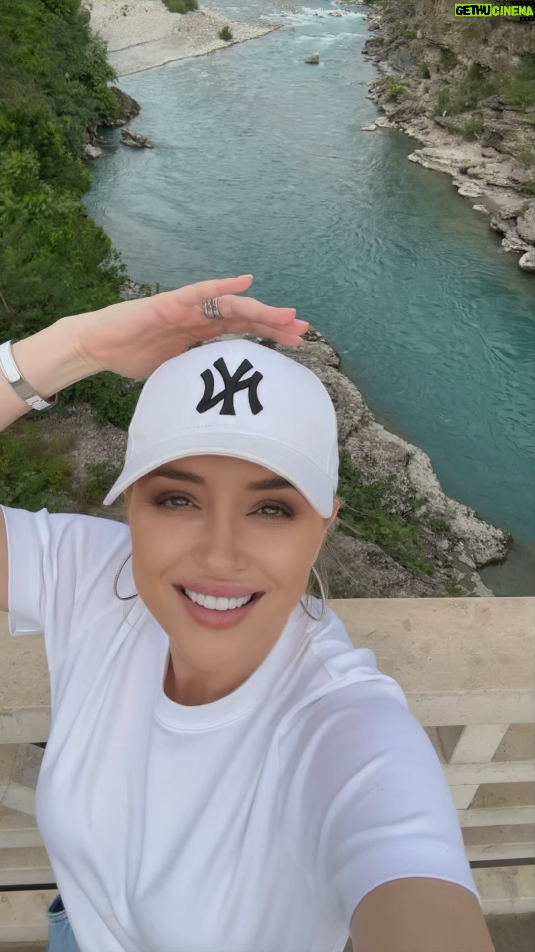 Alketa Vejsiu - 2.7K Likes - @classexplore_
Amazing Albania! #permeti
Rruga nga Uji i Ftohte drejt Permetit, me natyren spektakolare dhe Vjosen me ngjyre gurkali e menteje, besoj nder pamjet me te bukura te natyres shqiptare!