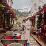 Alketa Vejsiu Instagram - @classexplore_ Gjirokastra qyteti gurte, por i zemrave te embla qe kishte nje ajer nderkombetar turistesh qe shijonin nga nje limonate ne rruget ku nderthuren si fijet e qilimave shumengjyresh, kaq shume mistere. O sa e bukur , o eshte Shqipnija e Shqiptareve 🇦🇱 #mybeautifulalbania #albania #visitalbania #comevisitalbania