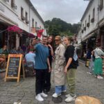 Alketa Vejsiu Instagram - @classexplore_ Gjirokastra qyteti gurte, por i zemrave te embla qe kishte nje ajer nderkombetar turistesh qe shijonin nga nje limonate ne rruget ku nderthuren si fijet e qilimave shumengjyresh, kaq shume mistere. O sa e bukur , o eshte Shqipnija e Shqiptareve 🇦🇱 #mybeautifulalbania #albania #visitalbania #comevisitalbania