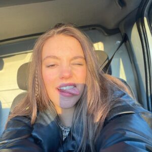 Allie Sherlock Instagram - Golden hour ☀️ I want to learn a new instrument what instrument should I learn ❤️
