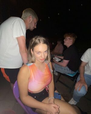 Allie Sherlock Instagram - Swipe to here my latest song 🎧 tell me why everybody has got somebody will I’m alone at my best friends party 🎧 #howloveworks