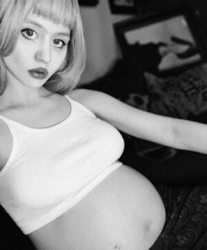 Allison Harvard Instagram - Less than a month to go 🐣