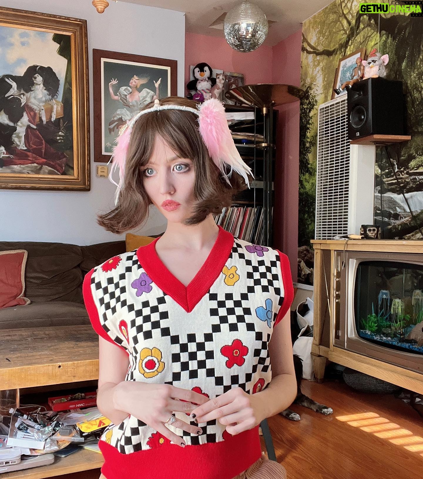 Allison Harvard Instagram - I love my chaotic living room. Feat. My fav @kinaandtam ♥️🦇✨