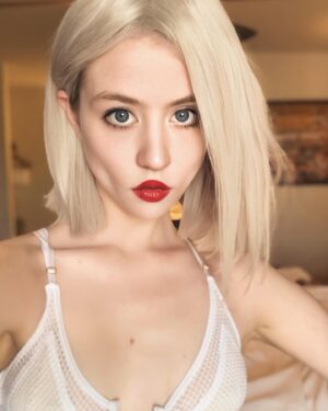Allison Harvard Instagram - 🌹 @beccacosmetics 🌹  @eastnwestlabel 🌹 @temperhair