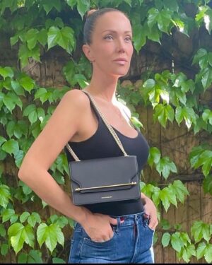 Allison Janney Instagram - Thank you @jillcrosbyhair and @taraswennen for always making me feel and look my best🙏🏼❤️ And congrats on the beautiful new handbag line Tara! #strathberry