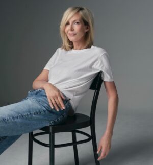 Allison Janney Instagram - I have to thank @jillcrosbyhair for putting together one of my favorite photo shoots ever👏🏼👏🏼👏🏼❤️
I had so much fun working with @robertascroft , Jill, and @mariedelprete !!! 
So many more pics to come😁