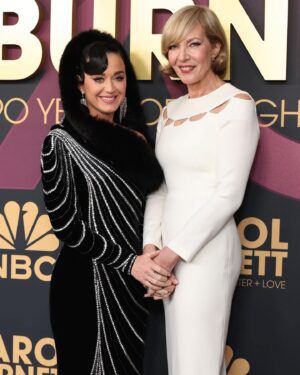 Allison Janney Instagram - What an honor to be part of celebrating the legend that is @itscarolburnett!
Got to hang with some pretty great people too🤗 #KristenWiig, @lauradern , @kchenoweth, @katyperry and so many others!! Thx as always to the glam squad too! -  @taraswennen @jillcrosbyhair and @mariedelprete