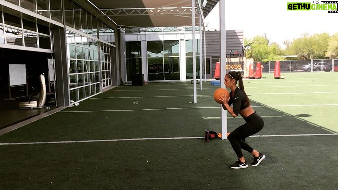 Allison Stokke Instagram - Med Ball Monday! Borzov Heaves for developing power alongside sprint positional context