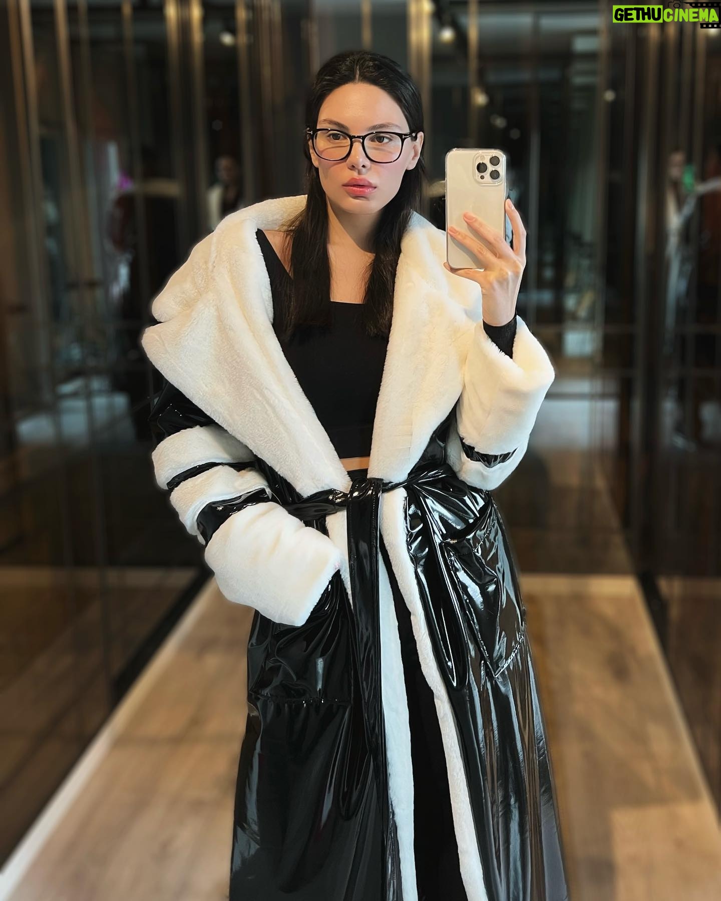 Almeda Abazi - 24.1K Likes - π€