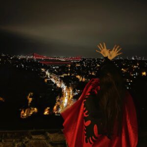 Almeda Abazi Instagram - 👐🏻Gëzuar Shqipëri 🇦🇱🦅
Edhe Bosfori sonte po kuqëron per nder të Shqipërise 🇦🇱🦅 #111vjetpavarësi❤️🖤