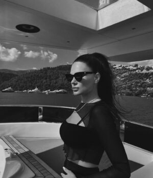 Almeda Abazi Instagram - 🖤
