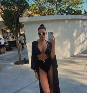 Almeda Abazi Instagram - 🖤