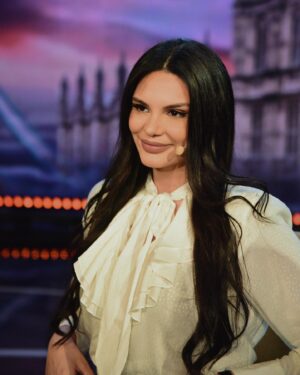 Almeda Abazi Instagram - Pas pak ora 21:00 me @alketavejsiu 😍 @nekurthinepiterpan_tvklan 🤍🌸