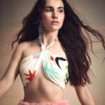 Almila Ada Instagram - Elele Mayıs & Haziran @eleledergisi #eleledergisi Yayın Direktörü: @k.ferhankaya Genel Yayın Yönetmeni: @ceyda_gunsur Röportaj: @simayengur Fotoğraf: @jiyankizilboga Styling: @arslanerseyma Saç: @huseyinacikgoz Makyaj: @aynnur Fotoğraf Asistanı: @mustafaberber , #CihanErken Styling Asistanları: @eccenimo , @deniznalll Dijital İçerik Koordinasyonu: @baliskan Video: @umutsakallioglu @icontalentofficial