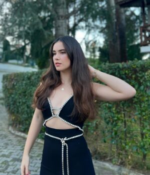 Almila Ada Instagram - 🖤✨