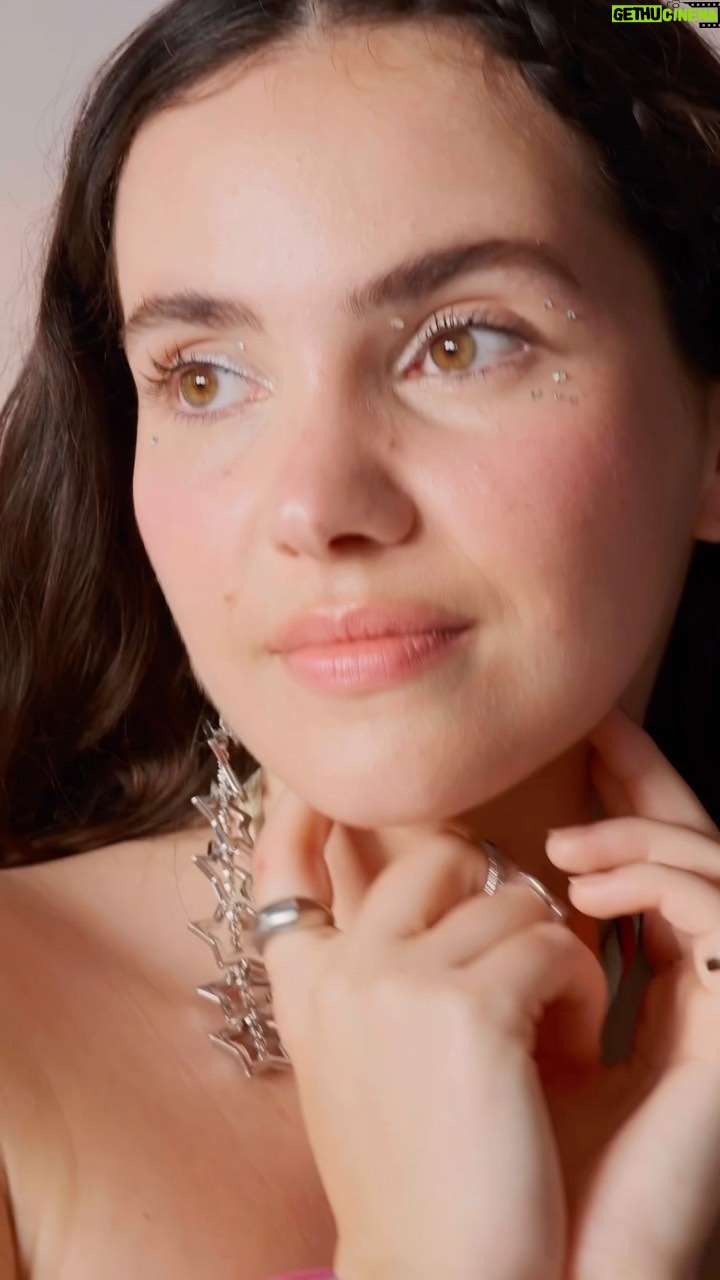 Almila Ada Instagram - 🌸 Elele Mayıs & Haziran’23 “Kapağında oyuncu #AlmilaAda’nın yer aldığı #eleledergisi mayıs-haziran sayısı çıktı.” Video: @umutsakallioglu Dijital İçerik Koordinasyonu: @baliskan Styling: @arslanerseyma Saç: @huseyinacikgoz Makyaj: @aynnur Styling Asistanları: @eccenimo , @deniznalll @icontalentofficial @balkanliecem