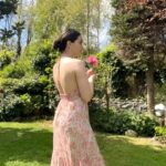 Almila Ada Instagram - Videodan gelen kuş seslerinin üzerine müzik eklemeye kıyamadım.🥹❤️ Herkese sevdikleriyle mutlu bayramlar! 🌸🏡🪬 #iyibayramlar