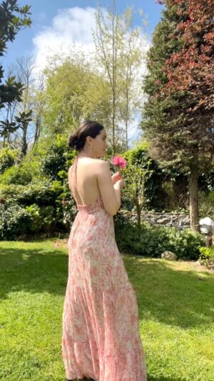 Almila Ada Instagram - Videodan gelen kuş seslerinin üzerine müzik eklemeye kıyamadım.🥹❤️ 

Herkese sevdikleriyle mutlu bayramlar! 

🌸🏡🪬

#iyibayramlar