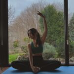 Almila Ada Instagram - Peace 🤍🩰 #stretching w @pointestudyo