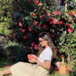 Almila Ada Instagram - In my own world❤️🌹 #camellia