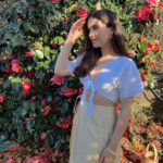 Almila Ada Instagram - In my own world❤️🌹 #camellia