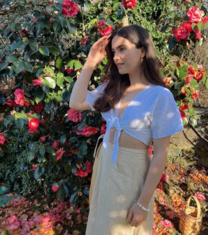 Almila Ada Instagram - In my own world❤️🌹 

#camellia