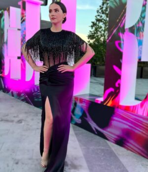 Almila Ada Instagram - About last night✨🖤
 #birlikteyeniden @elleturkiye 
Elbisem @alfabetaevening
