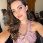 Almila Ada Instagram - Makyaj aynasının karşısından bir anı bırakıyorum❤️ Üç Kız Kardeş, 3.sezonuyla bu akşam başlıyor!✨ @uckizkardestvdizisi #backstage #glam 💖