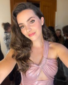 Almila Ada Instagram - Makyaj aynasının karşısından bir anı bırakıyorum❤️ Üç Kız Kardeş, 3.sezonuyla bu akşam başlıyor!✨ @uckizkardestvdizisi #backstage #glam 💖